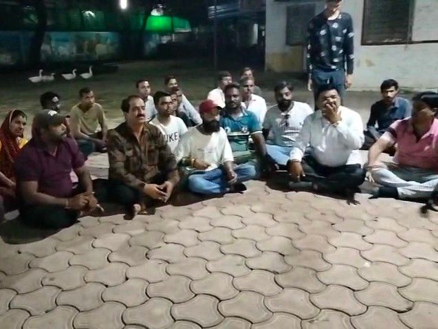 फोरलेन ड्राइंग बदली, माधोपुरा बालाजी मंदिर पर संकट: विधायक आवास पहुंचे स्थानीय लोग, सड़क पर बैठ किया हनुमान चालीसा का पाठ0:50Play video